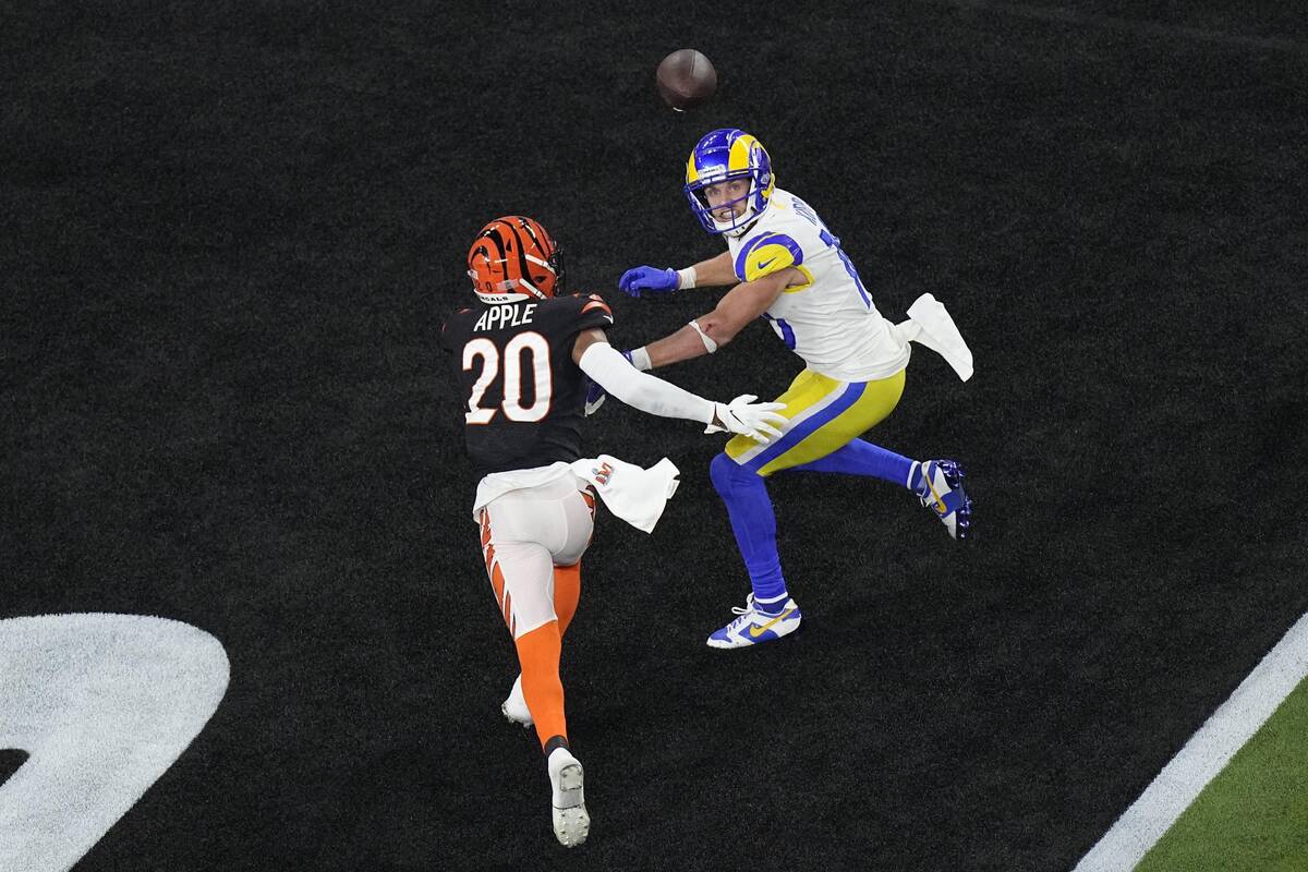 Los Angeles Rams wide receiver Cooper Kupp (10) eyes a touchdown pass in the end zone as Cincin ...