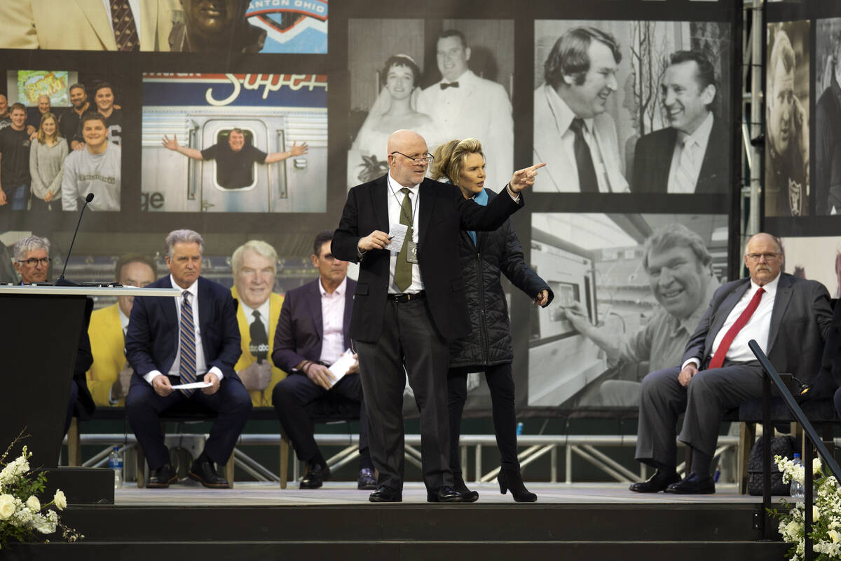 Mike Madden, front left, stands with former CBS Sports reporter Lesley Visser before a memorial ...