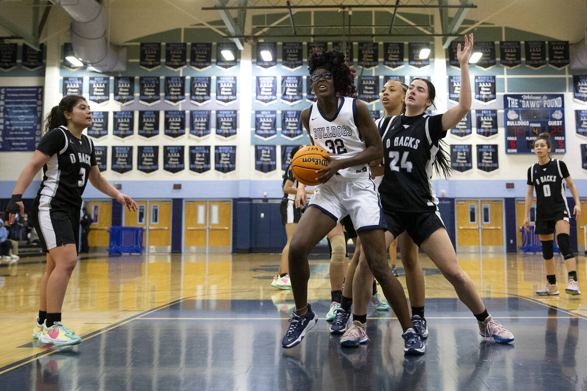 Centennial’s Asani Ceaser (32) shoots against Desert Oasis’ Paige Parlanti (24) during a hi ...