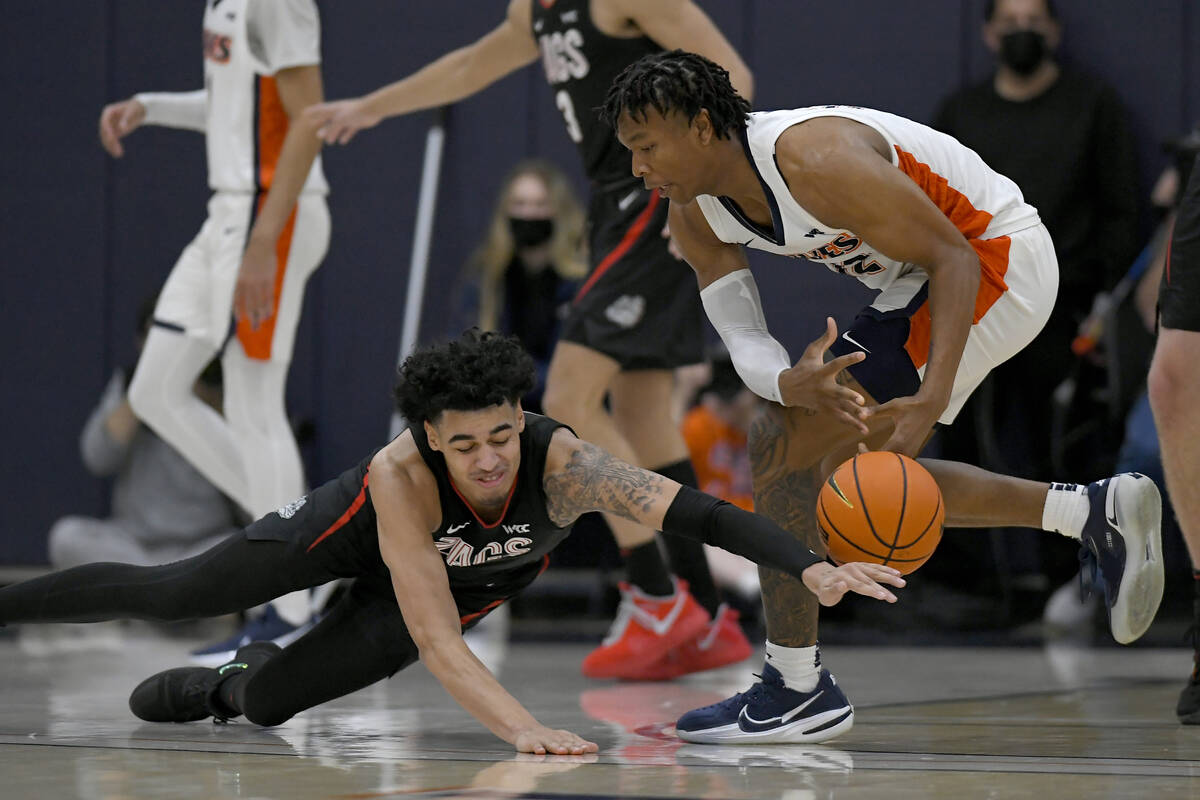 Gonzaga guard Julian Strawther, left, attempts to steal the ball from Pepperdine forward Kendal ...