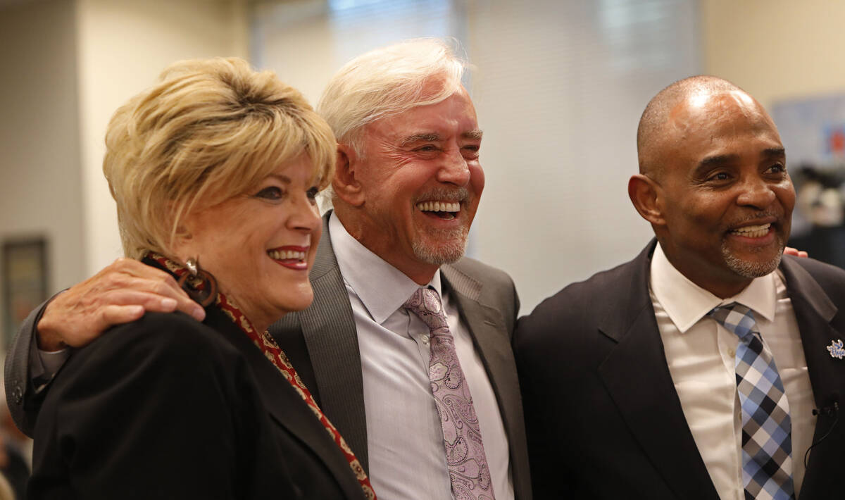 Billy Walters, center, poses for a photo with Las Vegas Mayor Carolyn Goodman, left, and Jon Po ...