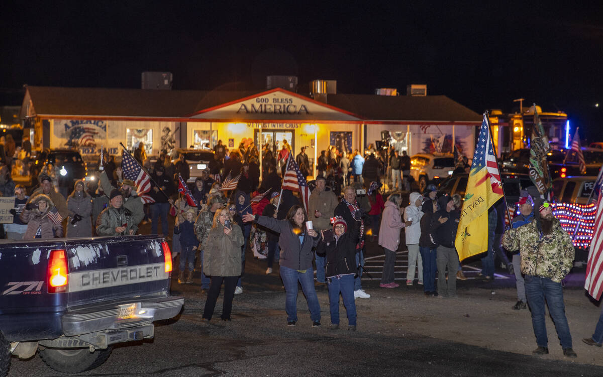 Supporters cheer as The People’s Convoy arrive at Great American Pizza and Subs in Kingm ...