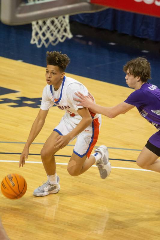 Bishop Gorman's John Mobley drives to the basket during the NIAA Class 5A boys basketball state ...