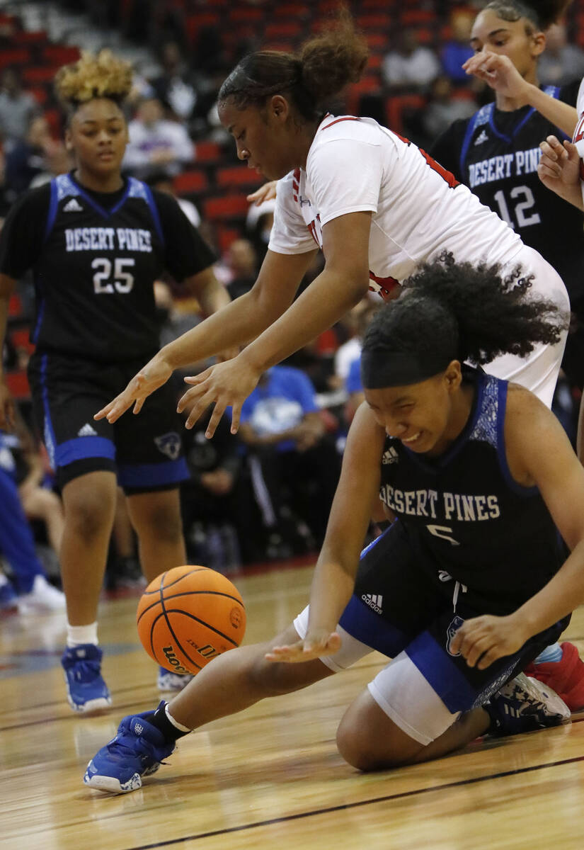 Las Vegas High School's Kayla Terry (23)and Desert Pines High School's Arielle Davis (5) compet ...