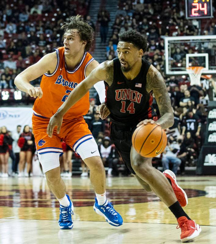 UNLV Rebels forward Royce Hamm Jr. (14) drives past Boise State Broncos forward Tyson Degenhart ...