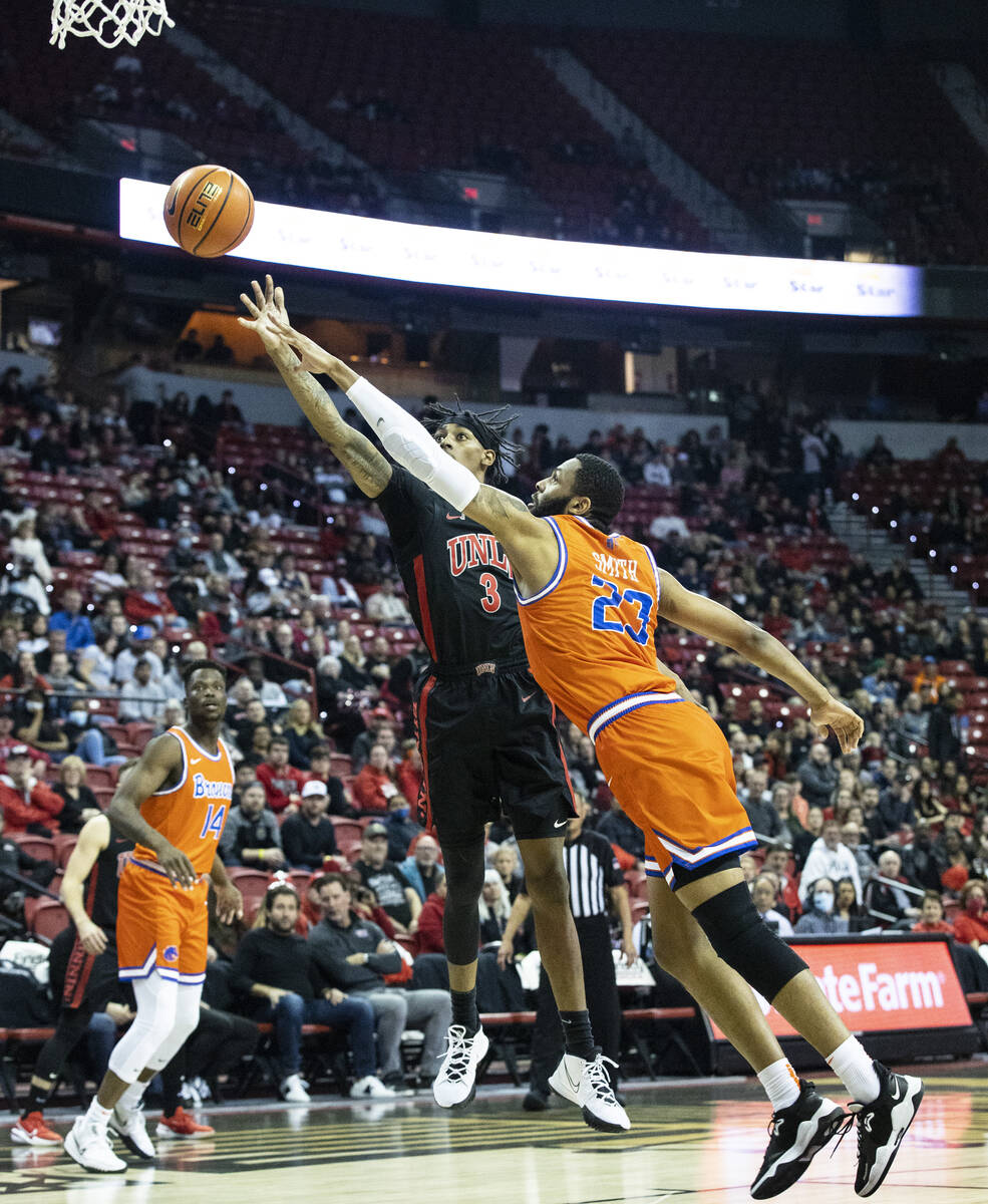 UNLV Rebels forward Donovan Williams (3) goes for the hoop as Boise State Broncos forward Naje ...