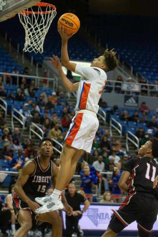Bishop GormanÕs John Mobley scores against Liberty High School during the NIAA Class 5A bo ...