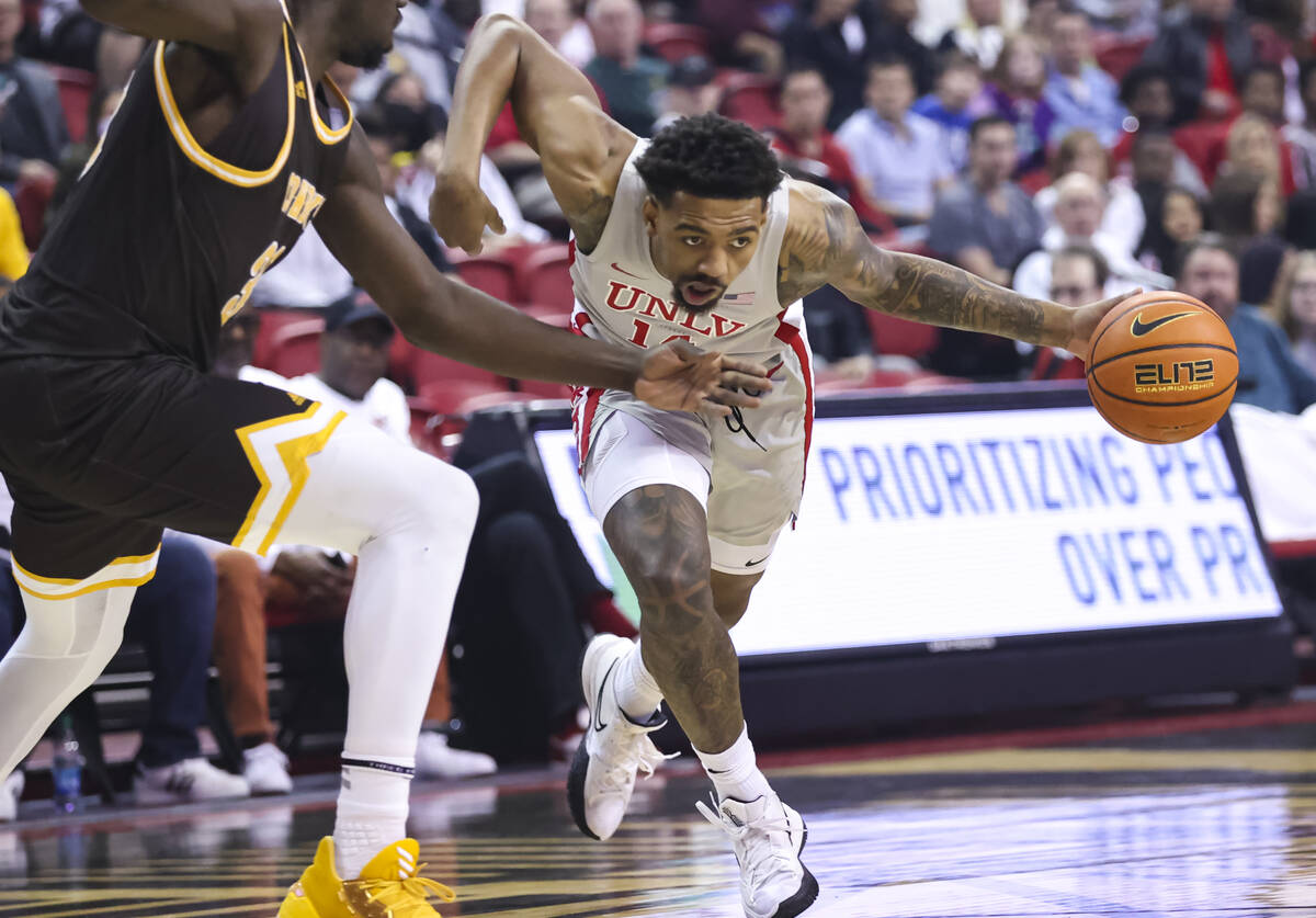 UNLV Rebels forward Royce Hamm Jr. (14) drives to the basket against Wyoming during the first h ...