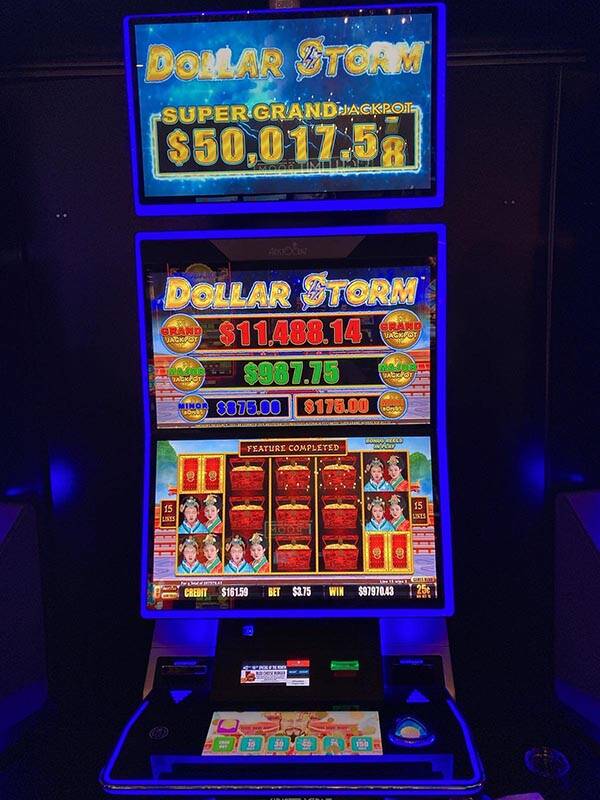 Dollar Storm slot machine (Rampart Casino)