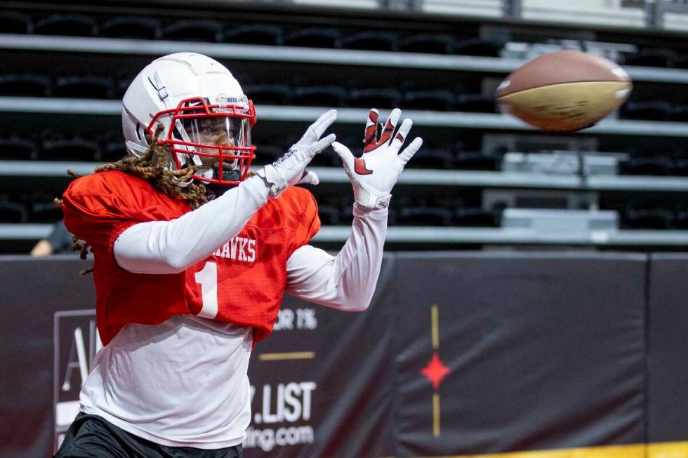Penerima lebar Knight Hawks, Traveon Samuel terlihat melakukan tangkapan selama latihan terbuka di Dol...