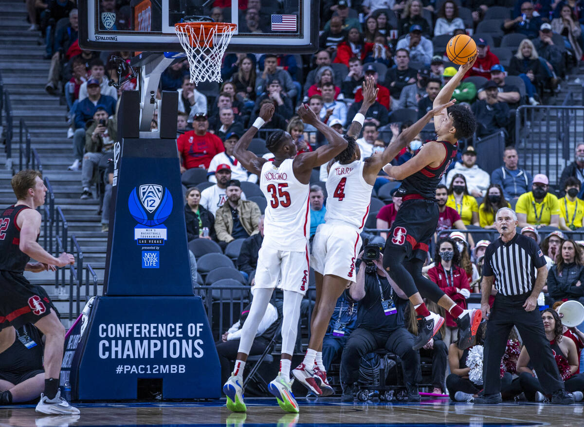 Stanford Cardinal forward Spencer Jones (14) elevates for another score over the defense of Ari ...