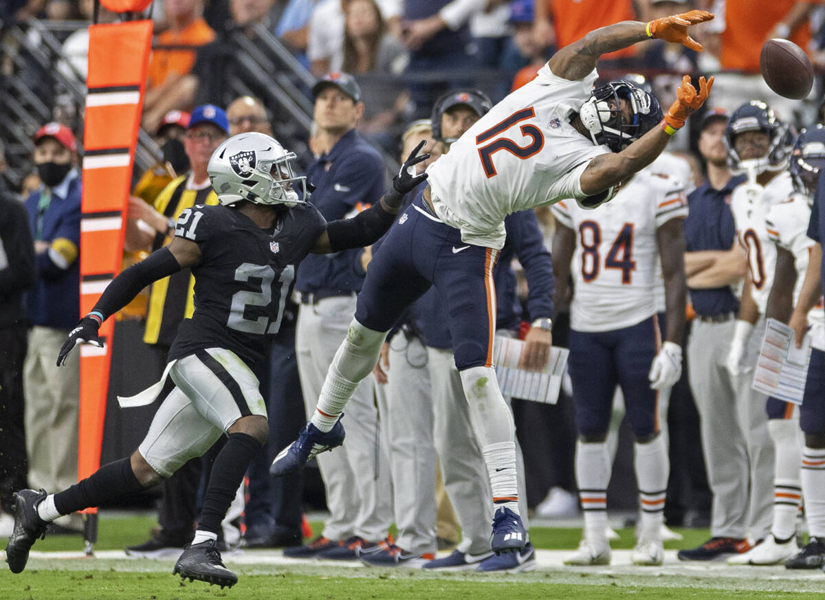 Chicago Bears wide receiver Allen Robinson (12) tries to bring in a catch over Raiders cornerba ...