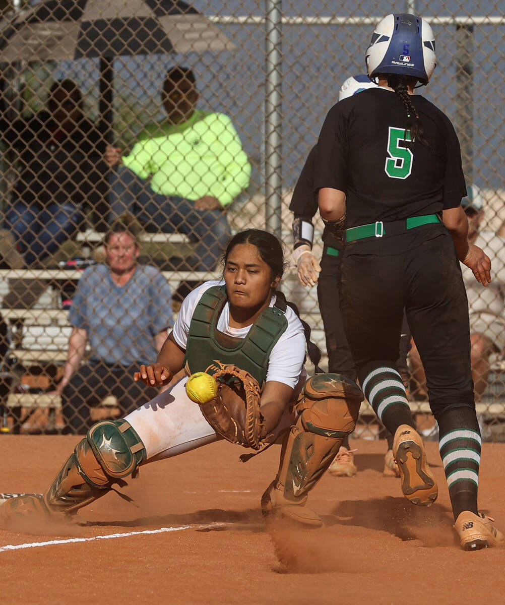 Palo Verde’s Michelle De la Cruz (26) tries to make a catch and tag on Green Valley&#x20 ...