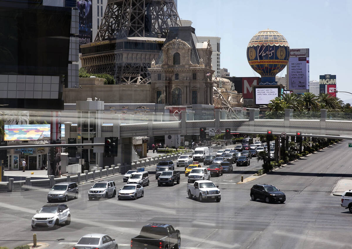 Automovilistas en la intersección de Las Vegas Boulevard y Flamingo Road el domingo, 7 de juni ...