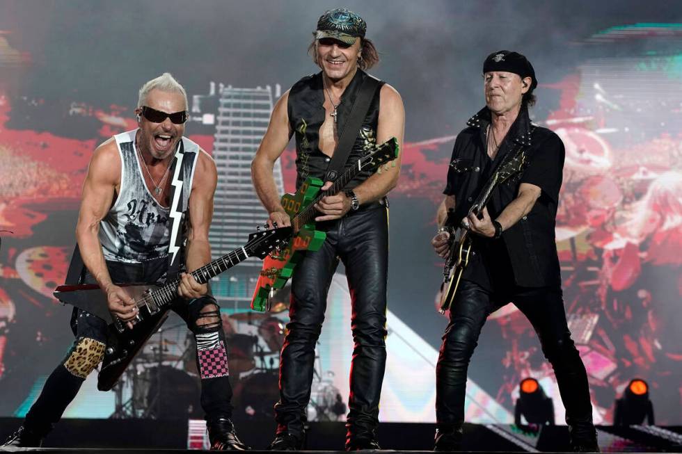 Rudolf Schenker, dari kiri, Matthias Jabs dan Klaus Meine, dari band Scorpions tampil di...