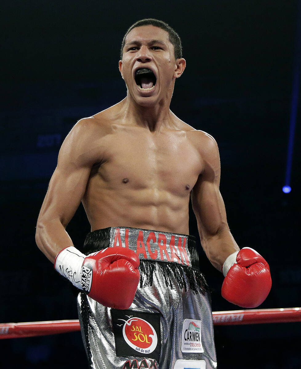 Miguel Berchelt, dari Merida, Meksiko, merayakan KO ronde pertamanya atas Carlos C...