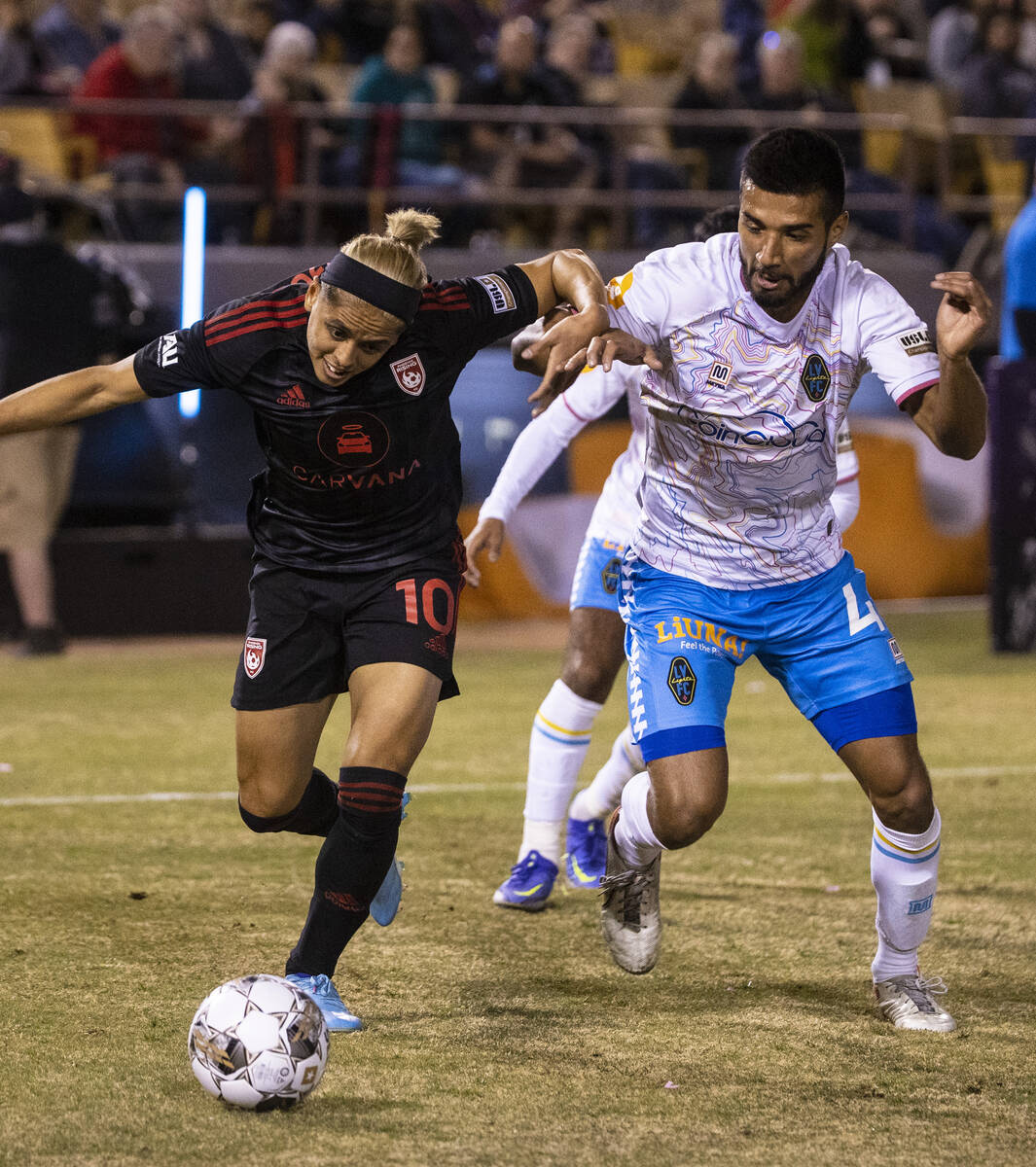 Phoenix Rising’s forward Arturo Rodriguez (10) drives past Las Vegas Lights’ Ale ...