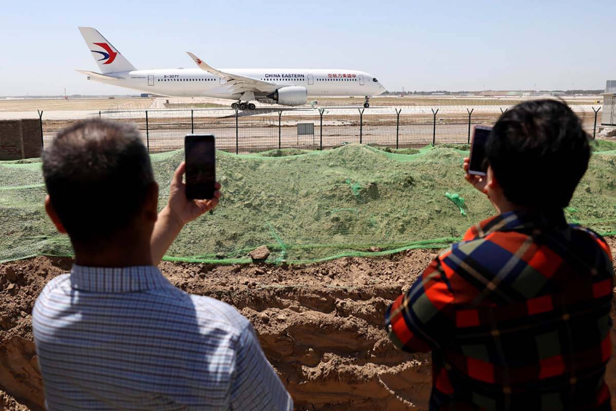 Pesawat China jatuh dengan 132 penumpang di selatan negara itu