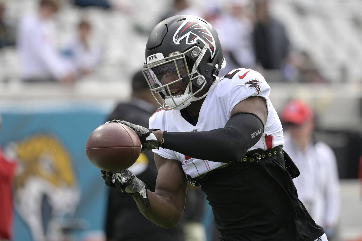 Atlanta Falcons safety Duron Harmon (21) warms up before an NFL
