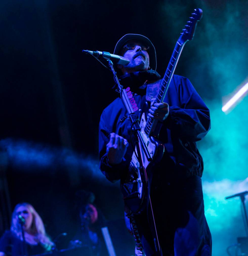 John Gourley, dari Portugal.  The Man, tampil di Bacardi Stage pada hari pertama L ...