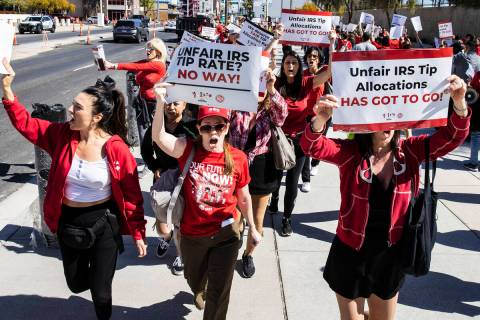 Pekerja serikat kuliner mengadakan rapat umum Las Vegas menentang kenaikan pajak tip