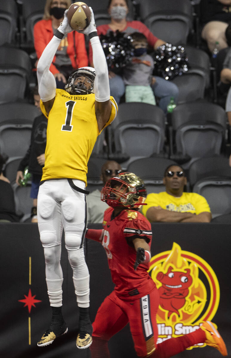 Tucson Sugar Skulls wide receiver Carrington Thompson (1) pulls in a leaping touchdown catch ov ...