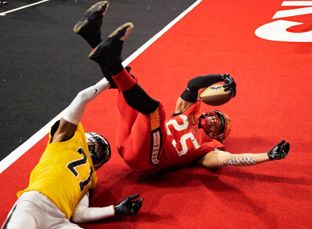 Vegas Knight Hawks running back Elad Covaliu (25) pulls in a touchdown catch against Tucson Sug ...