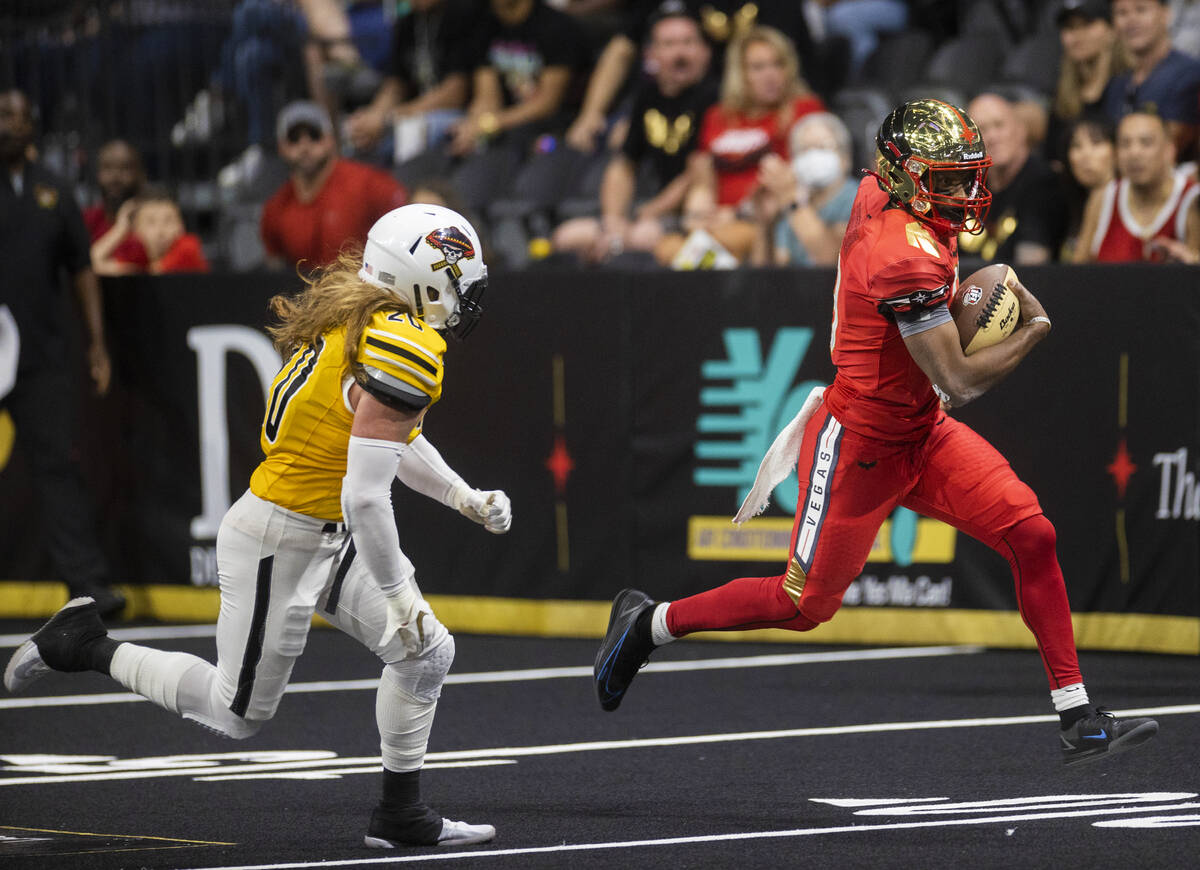 Vegas Knight Hawks quarterback Jaylon Henderson (9) scrambles away from Tucson Sugar Skulls lin ...