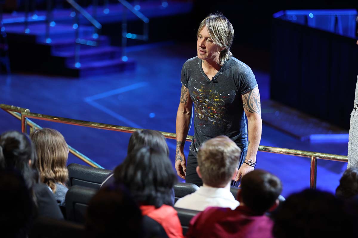 Keith Urban bergaul dengan siswa SMA dari Las Vegas di Coliseum