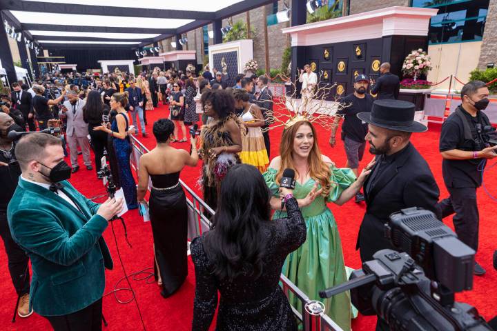Jon Batiste, Silk Sonic mendapat skor besar di acara Vegas Grammy – FOTO