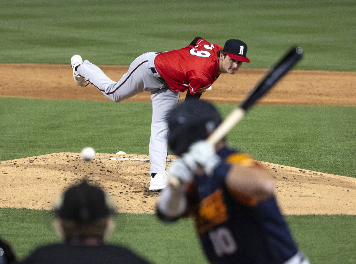 Reno Aces Ryne Nelson (29) delivers against Las Vegas Aviators infielder Nate Mondou (10) durin ...