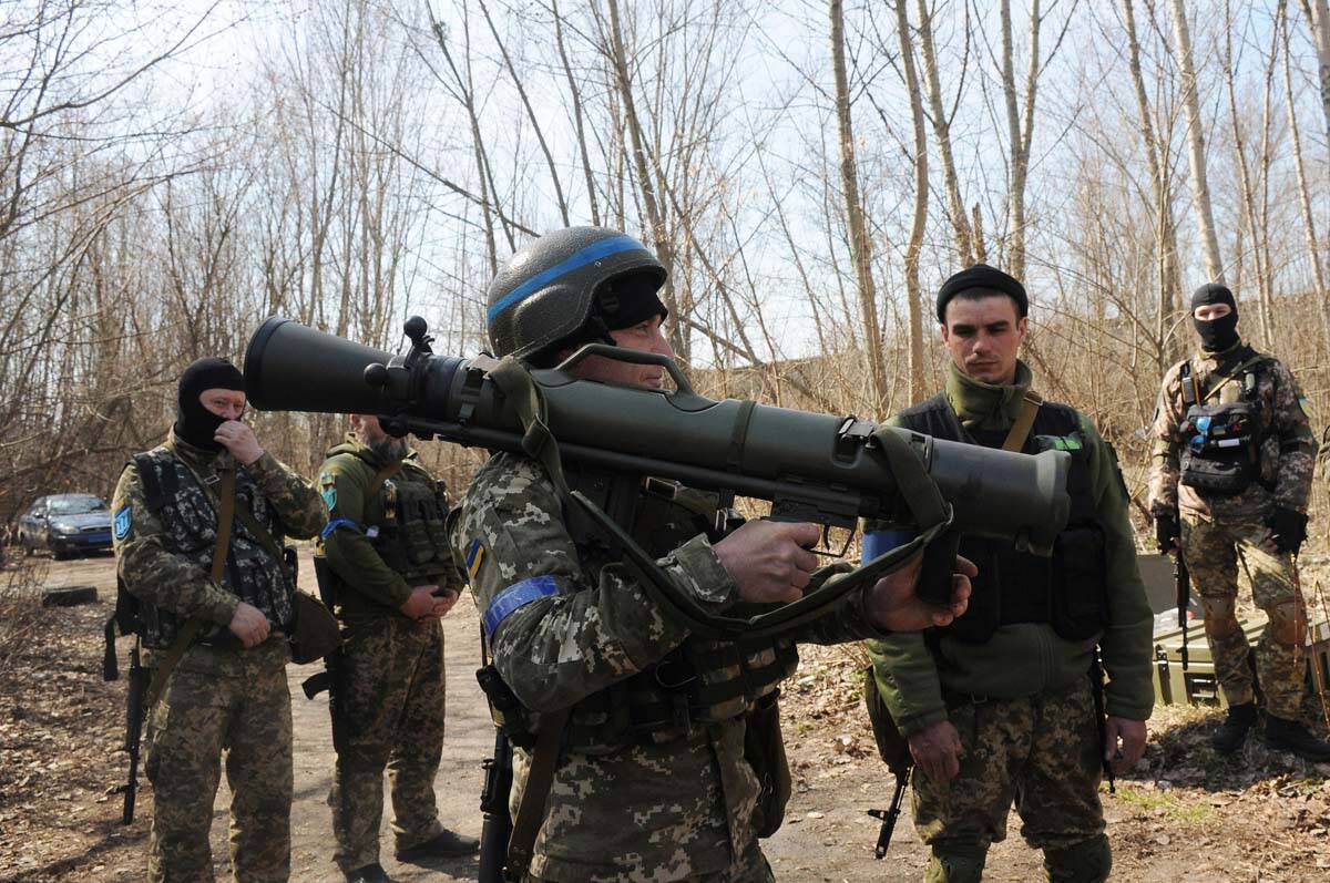 Ukrainian servicemen study a Sweden shoulder-launched weapon system Carl Gustaf M4 during a tra ...