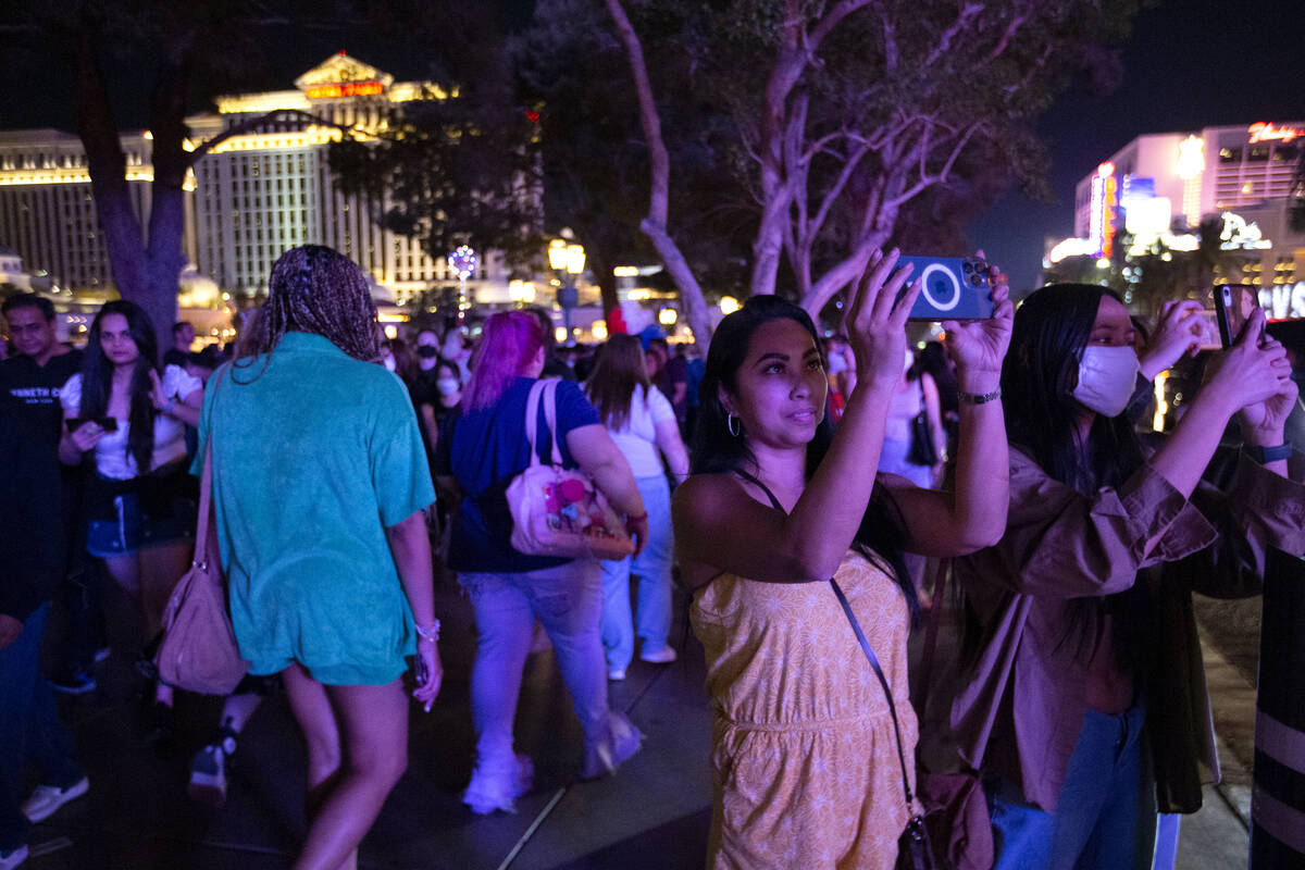 Rhea Carpenter, kedua dari kanan, dan putrinya Alanah Camacho, kanan, memotret Las Vegas ...