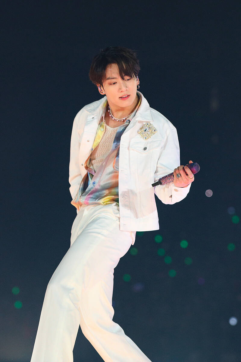 BTS: Jungkook Flashes His Abs During PTD Las Vegas Concert on ARMYs'  Demand, Jimin Buttons His Blazer - News18