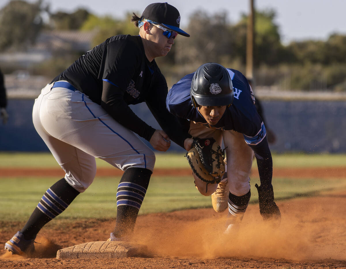 Sierra Vista’s Mikey Clark (14) tags out Centennial’s Alex Rhynes (6) during a bo ...