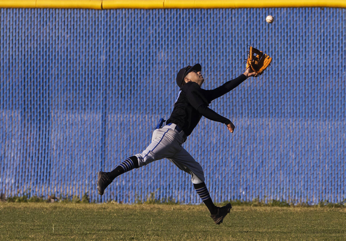 Sierra Vista’s Jakob Alvarez (27) dives for a ball during a boys high school baseball ga ...