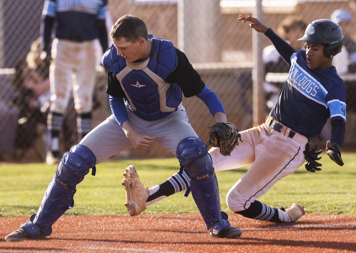 Sierra Vista’s Trevor Wallin (23) beats Centennial’s Alex Rhynes (6) to home plat ...