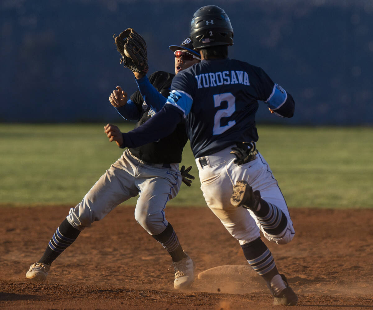 Sierra Vista’s Alex Guevara (8) tags out Centennial’s Rick Kurosawa (2) on a dela ...