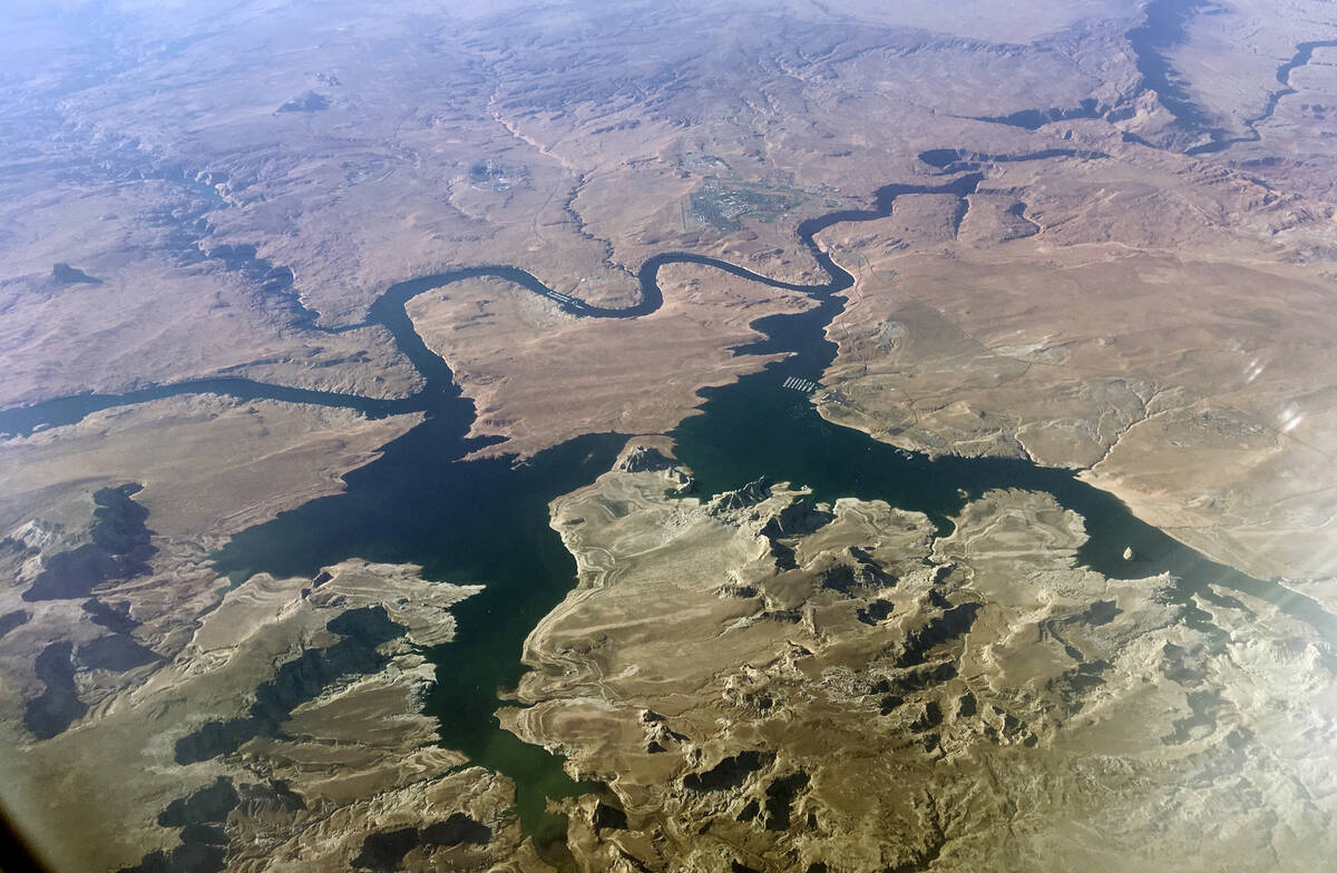 Saat Lake Powell dan Lake Mead menyusut, para pejabat mempelajari tindakan darurat
