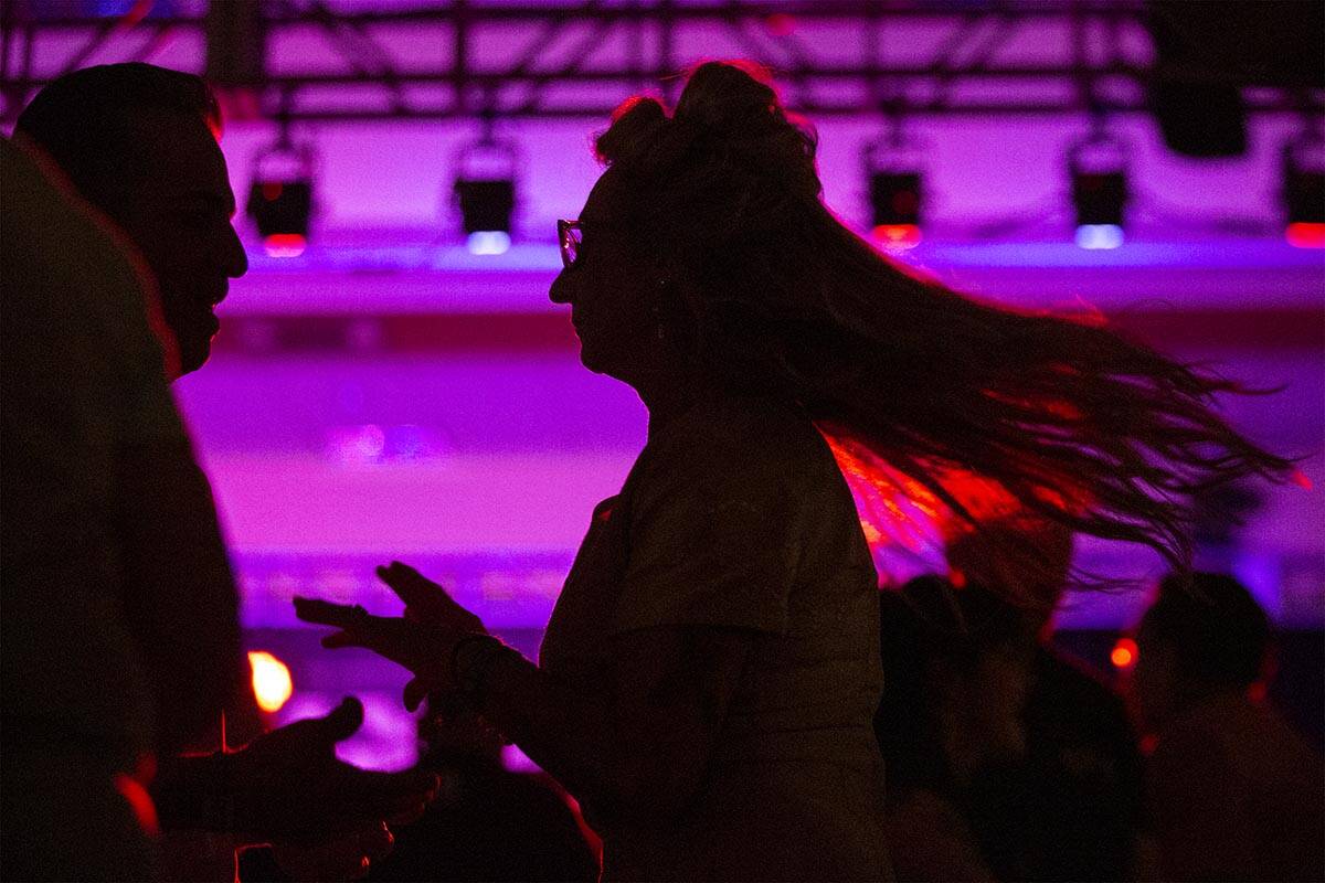 Attendees of Viva Las Vegas Rockabilly Weekend hit the dance floor during Shanda Howlers&#x2019 ...