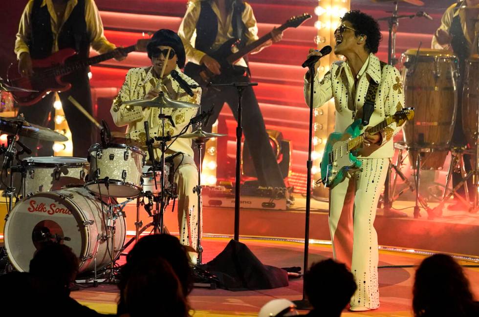 Anderson .Paak, kiri, dan Bruno Mars dari Silk Sonic tampil "777" pada G Tahunan ke-64...