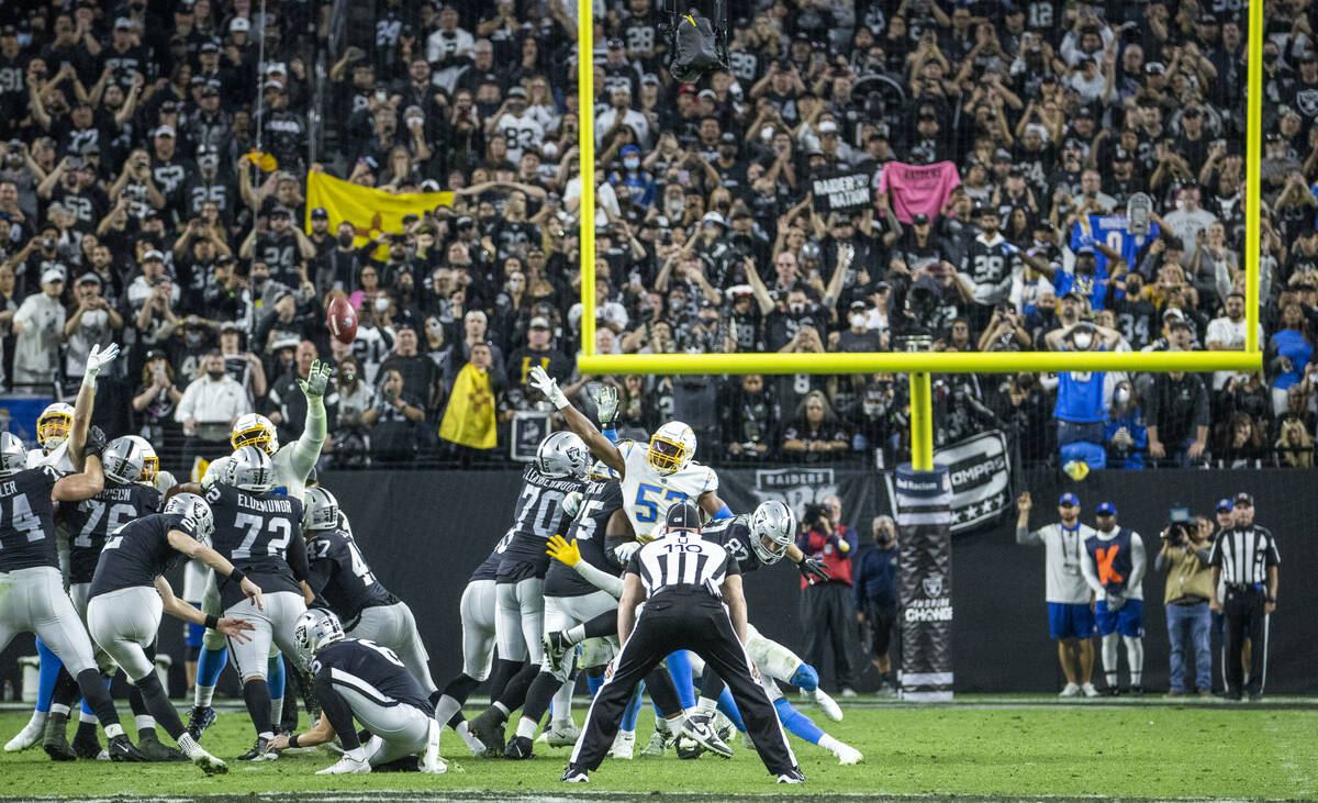 Raiders kicker Daniel Carlson (2) makes the winning field goal over the Los Angeles Chargers du ...