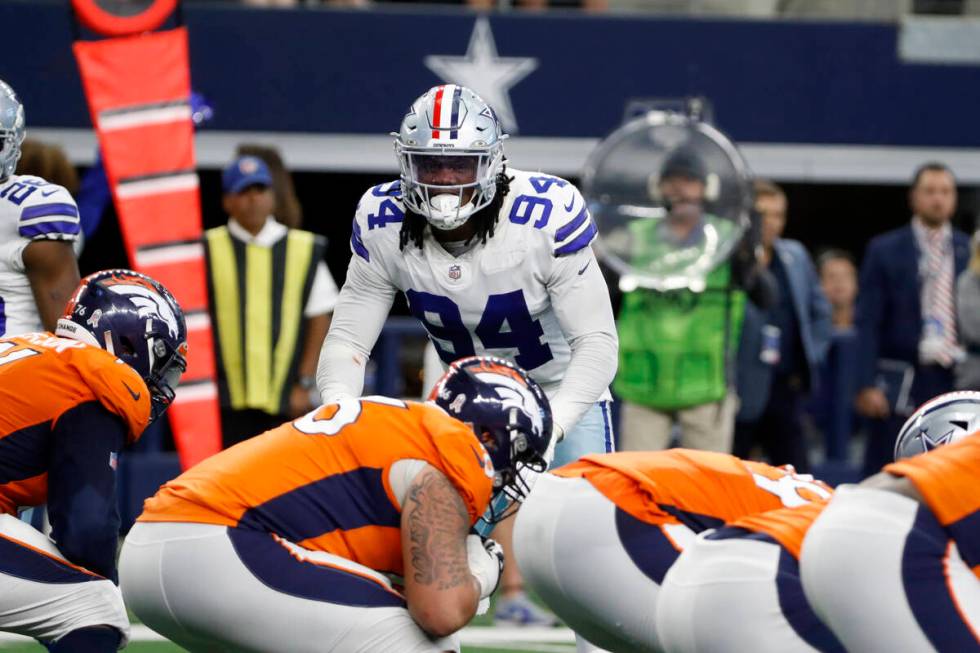 Akhir pertahanan Dallas Cowboys Randy Gregory (94) menunggu jepretan selama paruh kedua ...