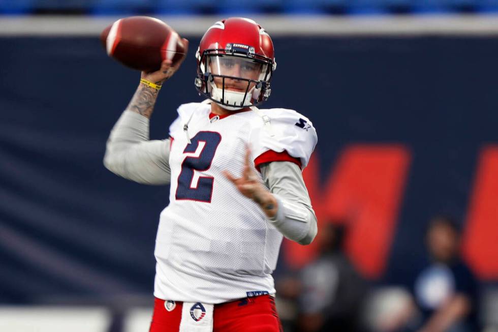Quarterback Memphis Express Johnny Manziel melakukan pemanasan sebelum pertandingan sepak bola AAF melawan Bir...