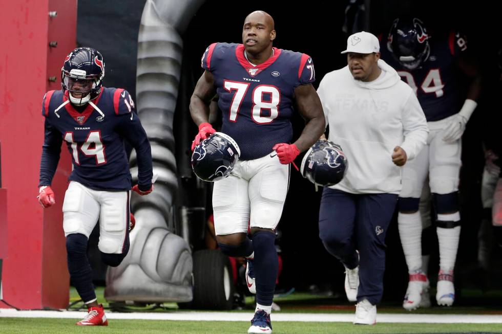 Serangan ofensif Houston Texans mengatasi Laremy Tunsil (78) bersama dengan penerima lebar DeAndre Carter (14) ...