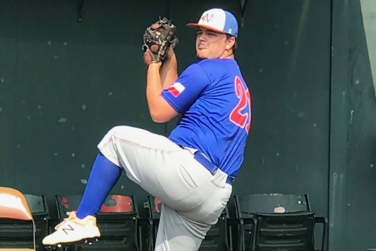 Dawson Beard dari Las Vegas menyaksikan perkelahian pecah di game JUCO