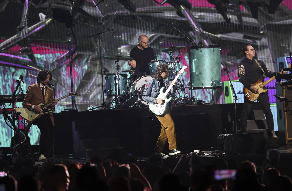 Malam pembukaan draf NFL di strip Las Vegas diakhiri dengan konser Weezer gratis Malam pembukaan draf NFL di strip Las Vegas diakhiri dengan konser Weezer gratis