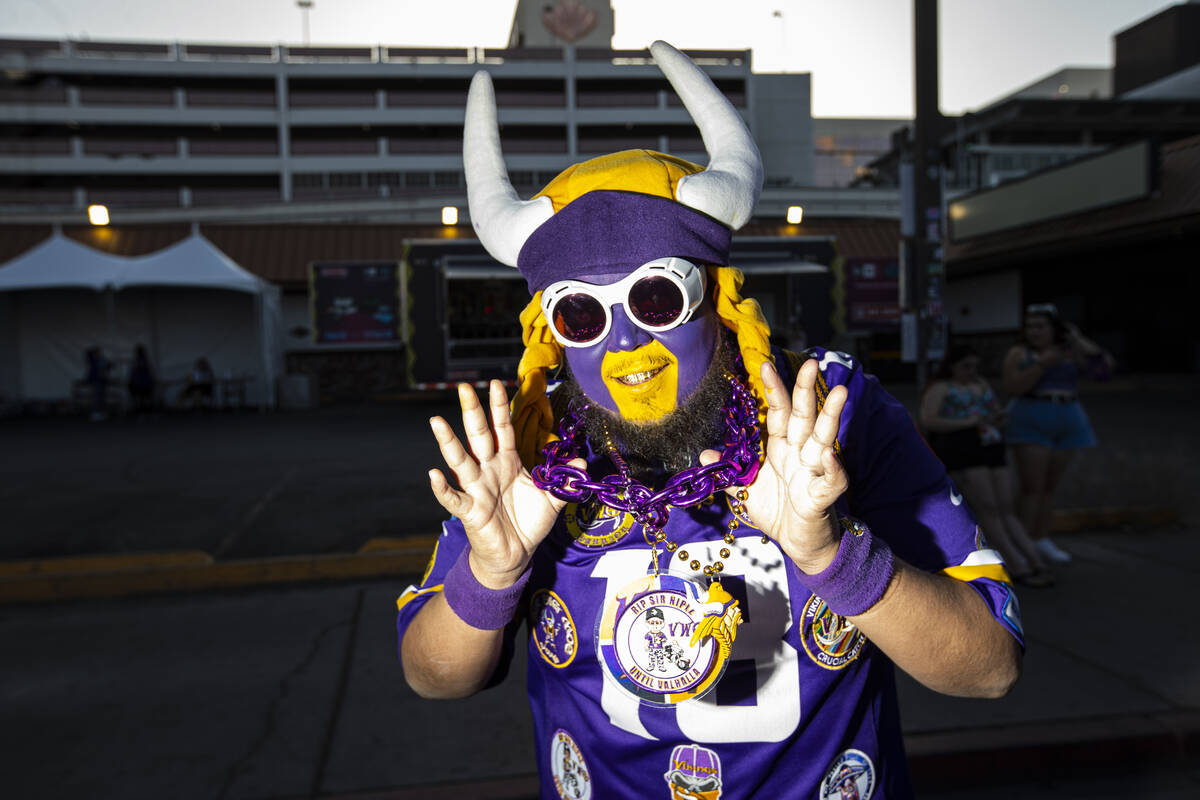 Penggemar Baltimore Ravens, Maurice Luna, dari Orange, California, berpose untuk potret selama hari kedua...