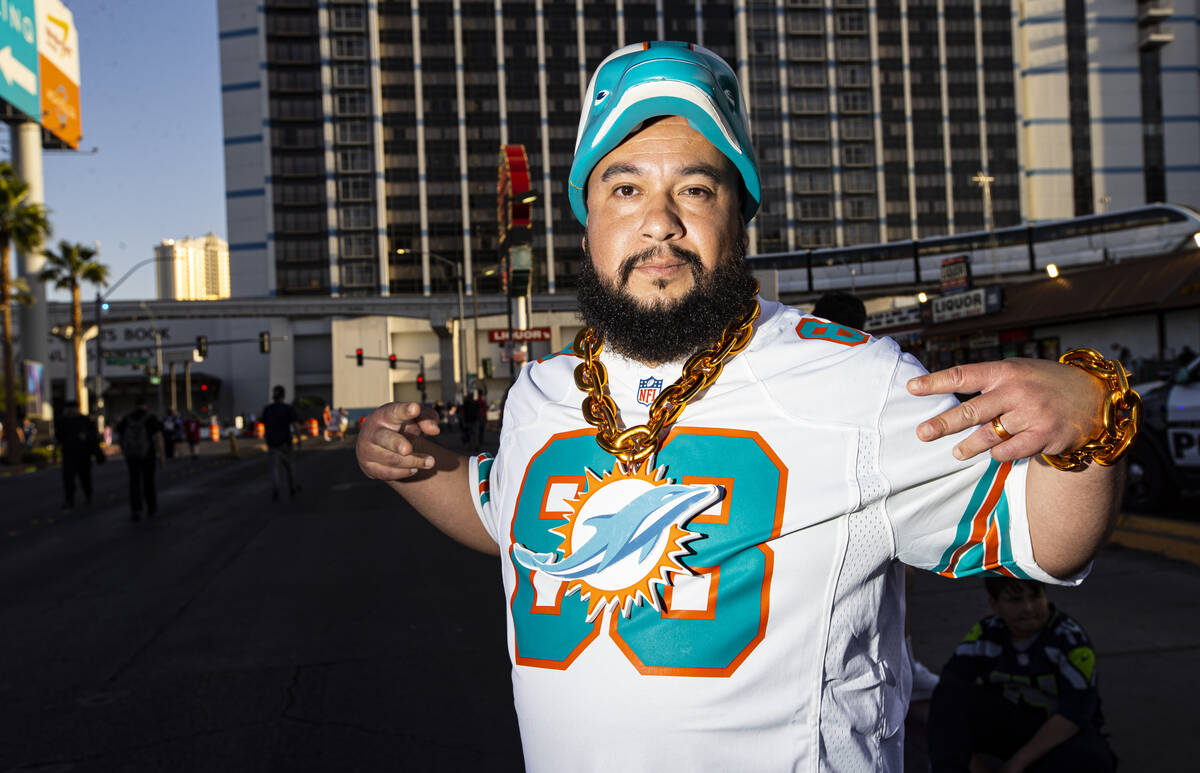 Penggemar Miami Dolphins Genaro Luna, dari Garden Grove, California, berpose untuk potret selama ...