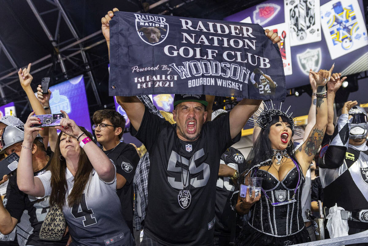Penggemar Raiders merayakan pemilihan pemain ke-90 mereka di Draft Theater selama hari kedua ...